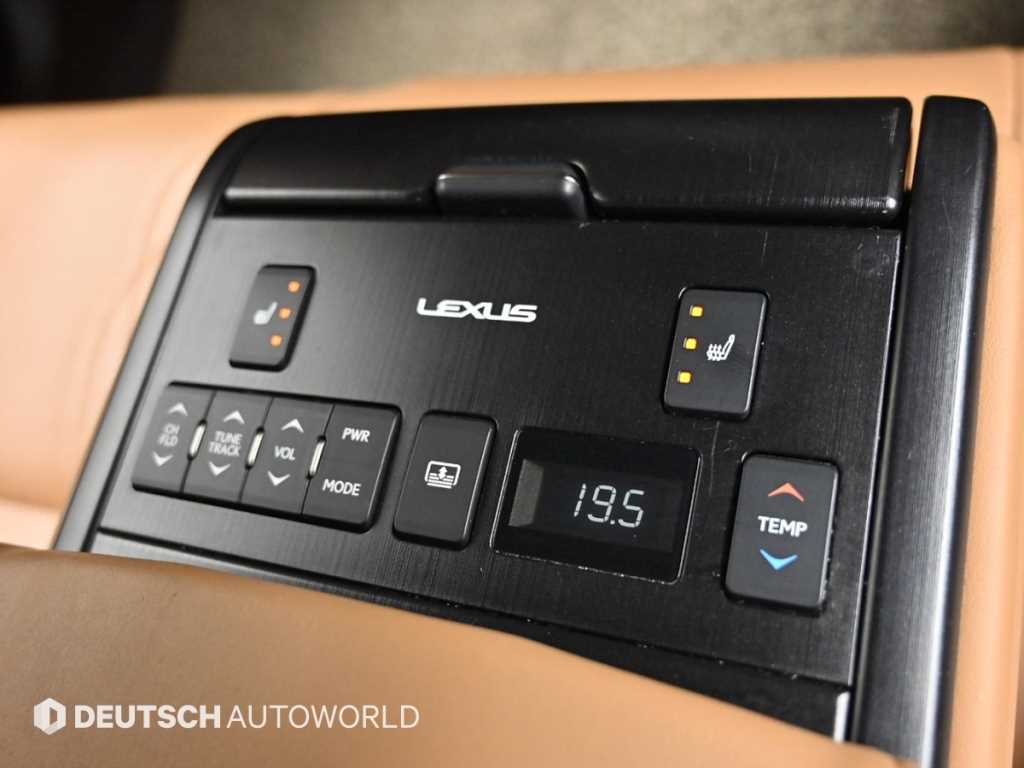 Lexus ES — photo 16