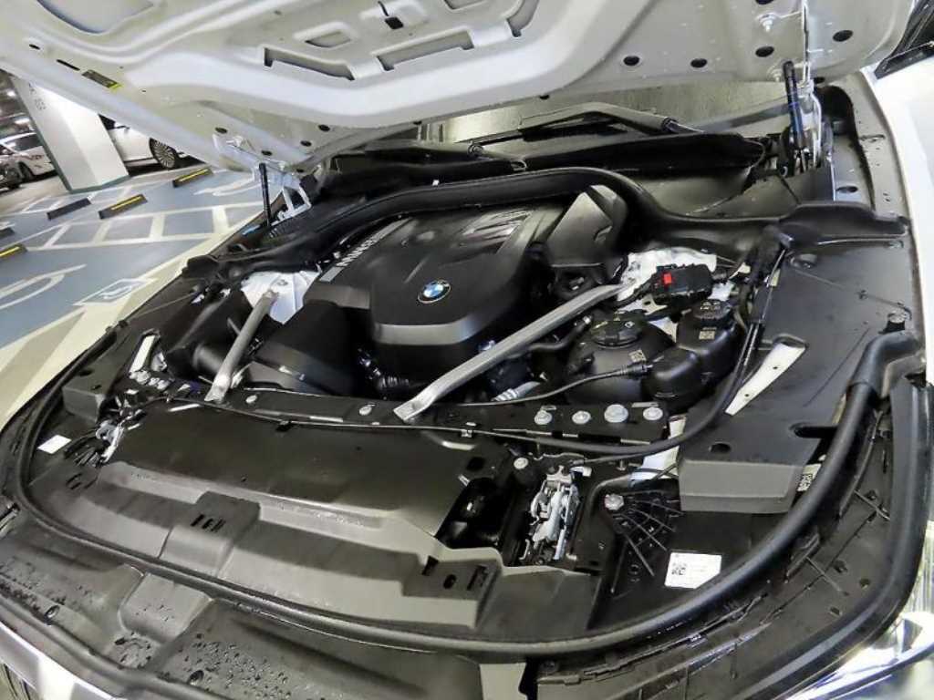 BMW 5-Series — photo 19