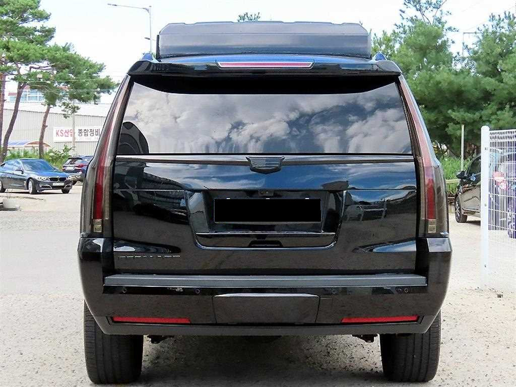 Cadillac Escalade — photo 04