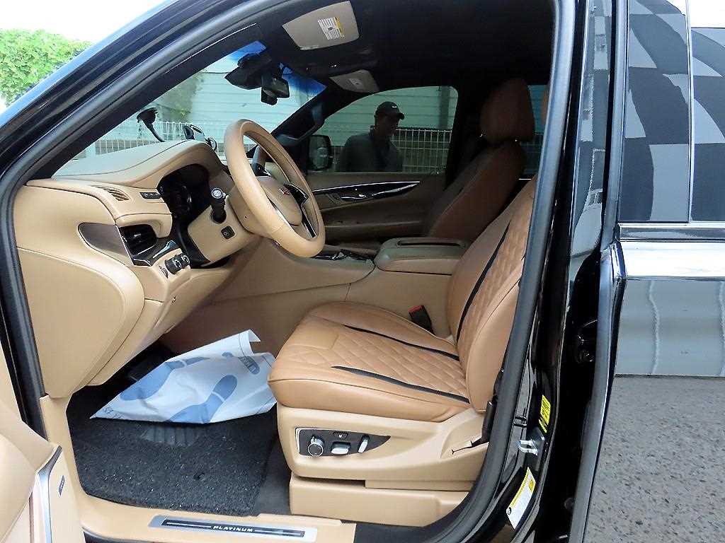 Cadillac Escalade — photo 05