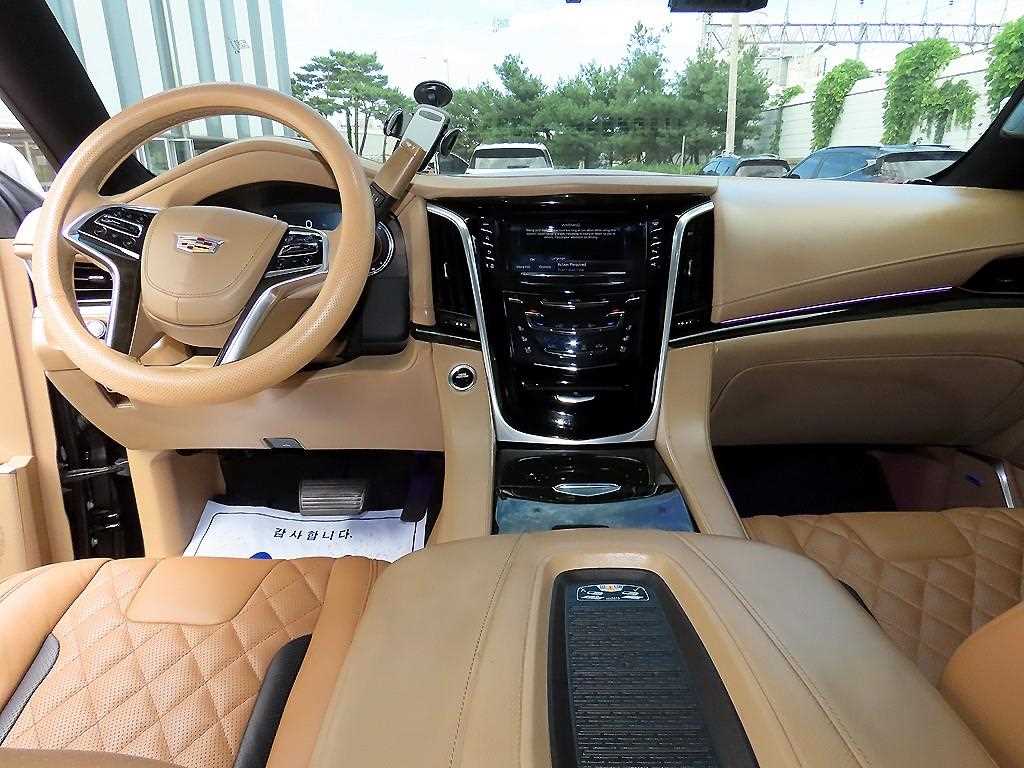Cadillac Escalade — photo 07