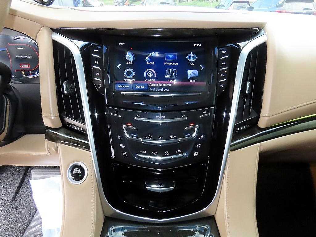 Cadillac Escalade — photo 12