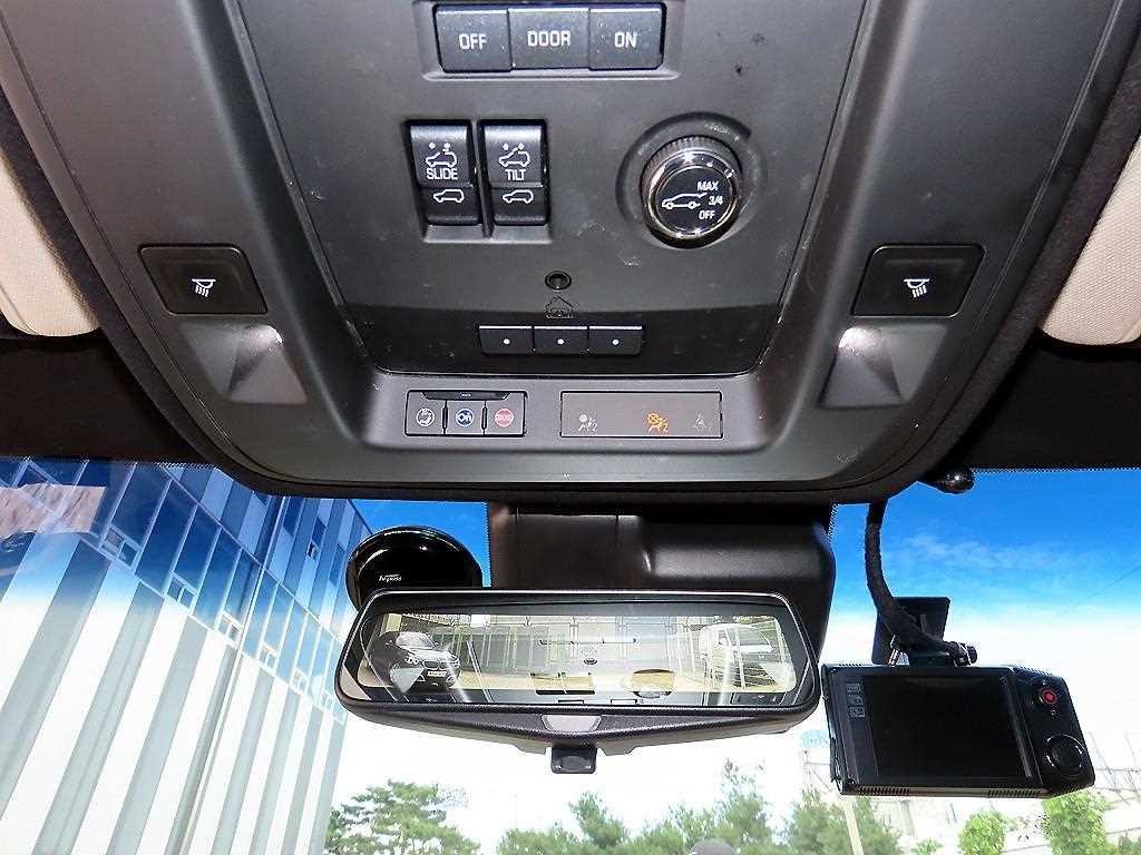 Cadillac Escalade — photo 13
