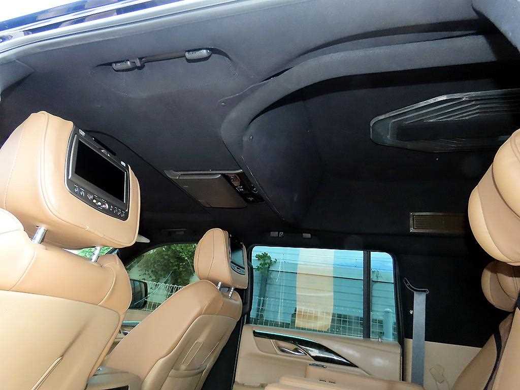 Cadillac Escalade — photo 14