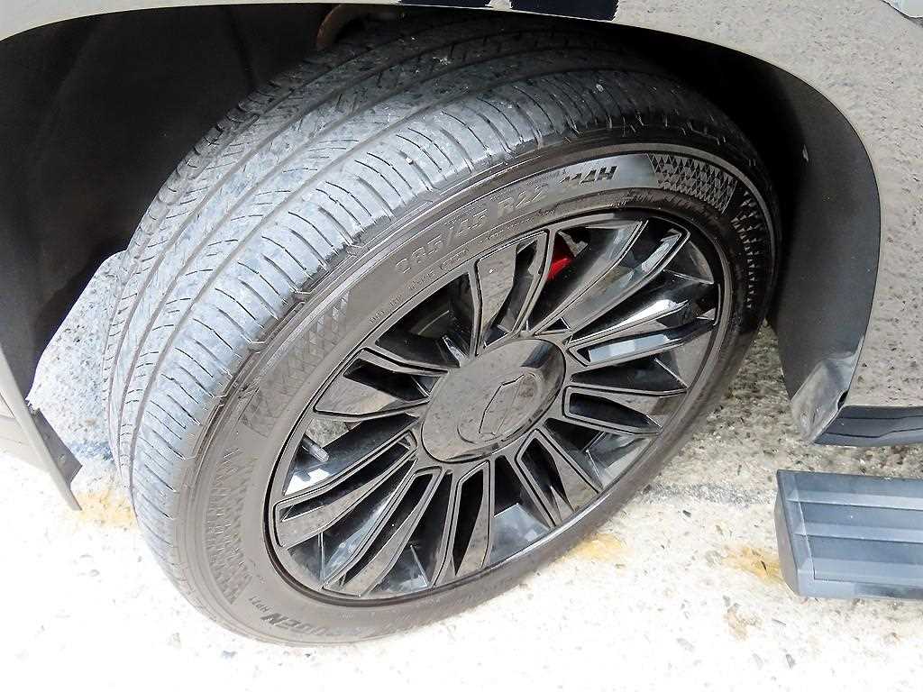 Cadillac Escalade — photo 20