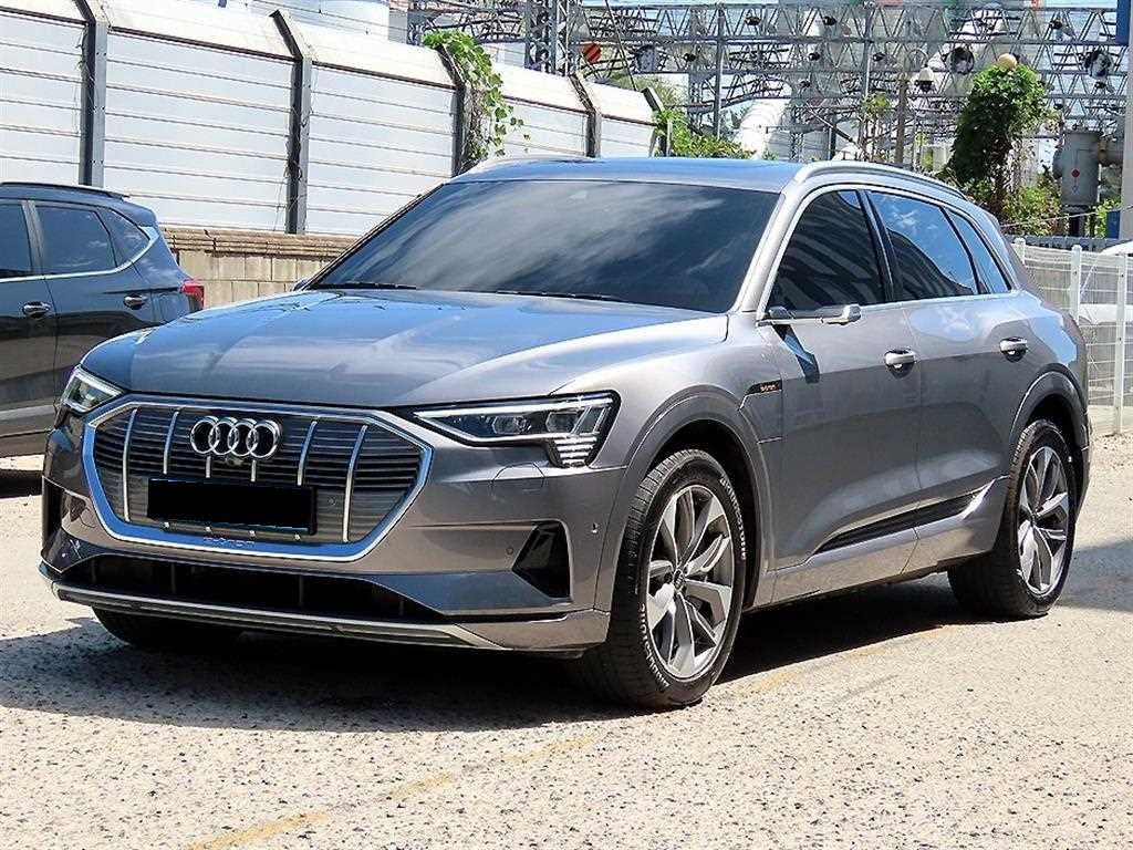 Audi e-tron — photo 02