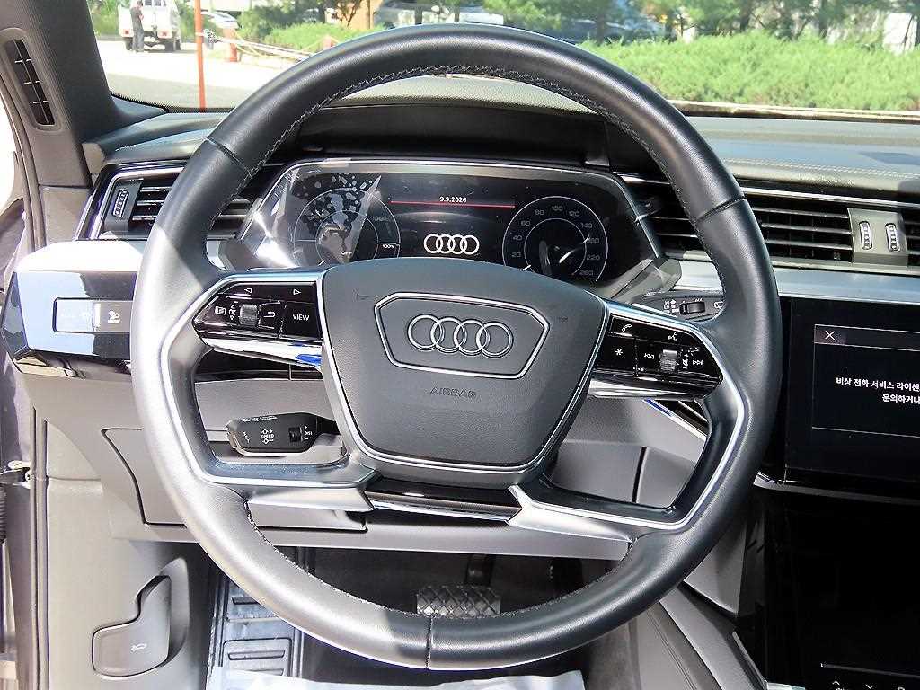 Audi e-tron — photo 08