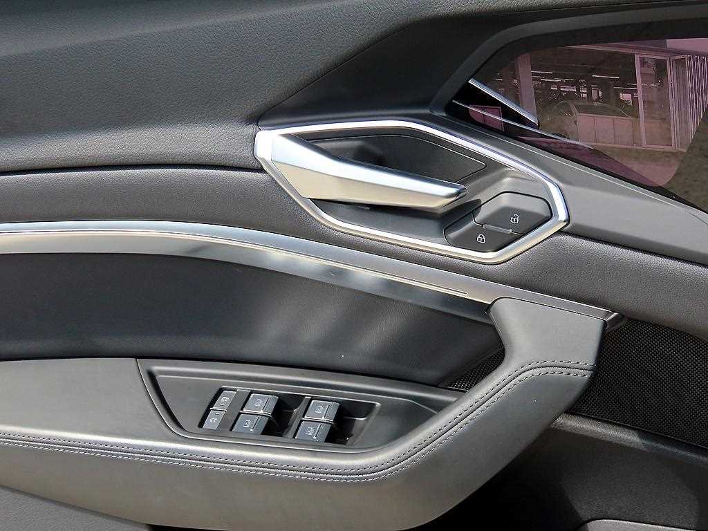 Audi e-tron — photo 12