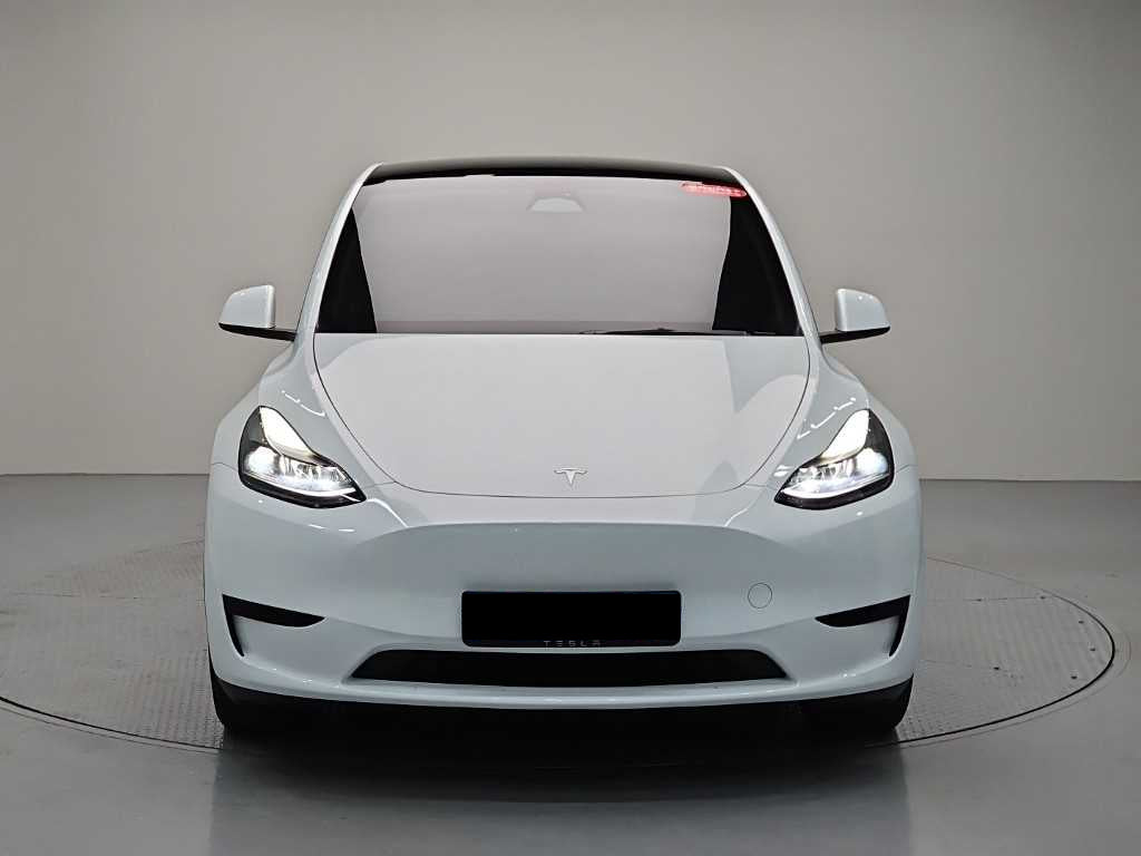 Tesla Model Y — photo 02