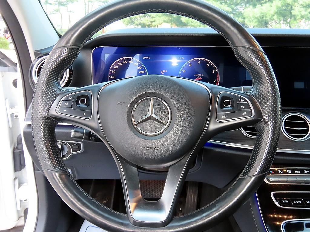 Mercedes-Benz E-Class — photo 08