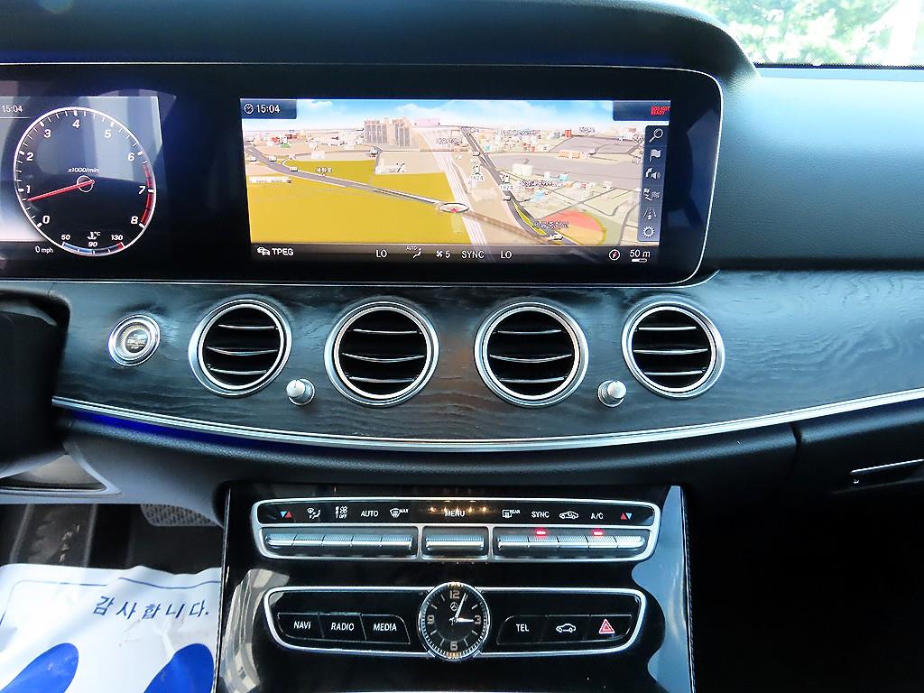Mercedes-Benz E-Class — photo 14