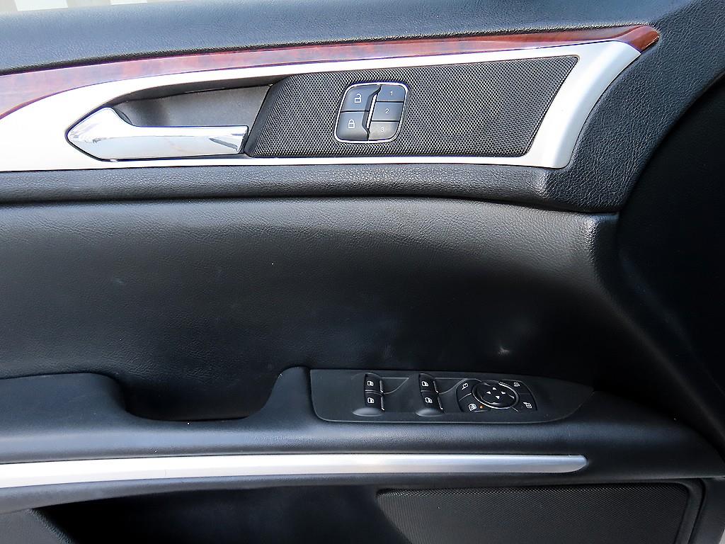 Lincoln MKZ — photo 11