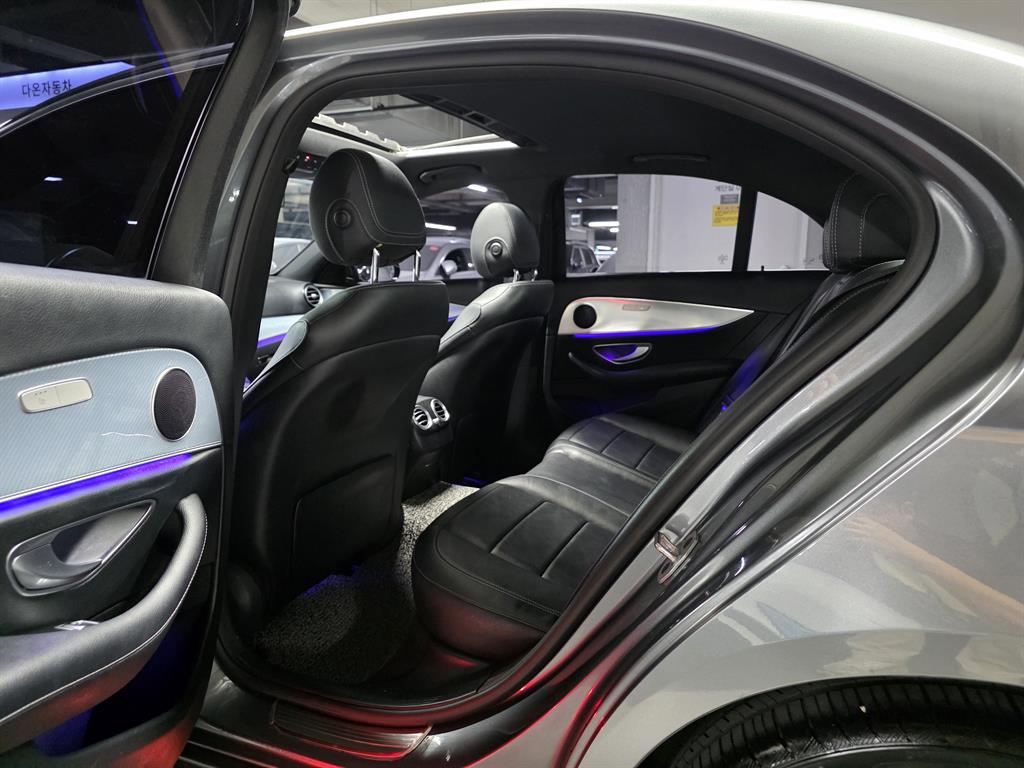 Mercedes-Benz E-Class — photo 08