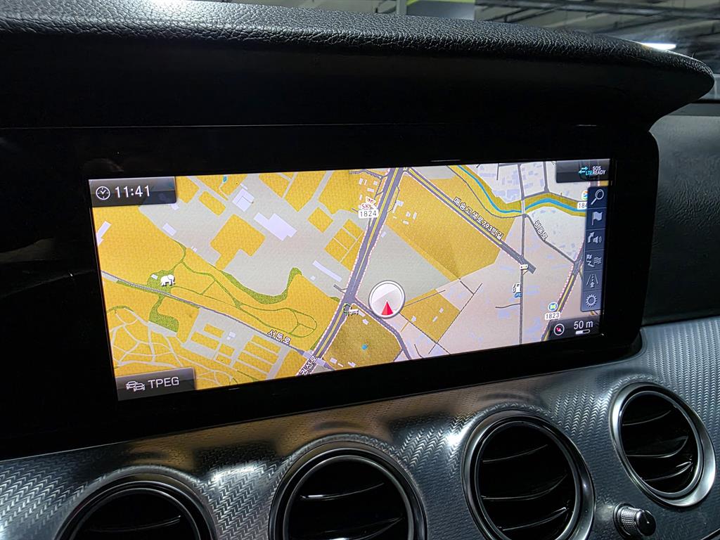 Mercedes-Benz E-Class — photo 11