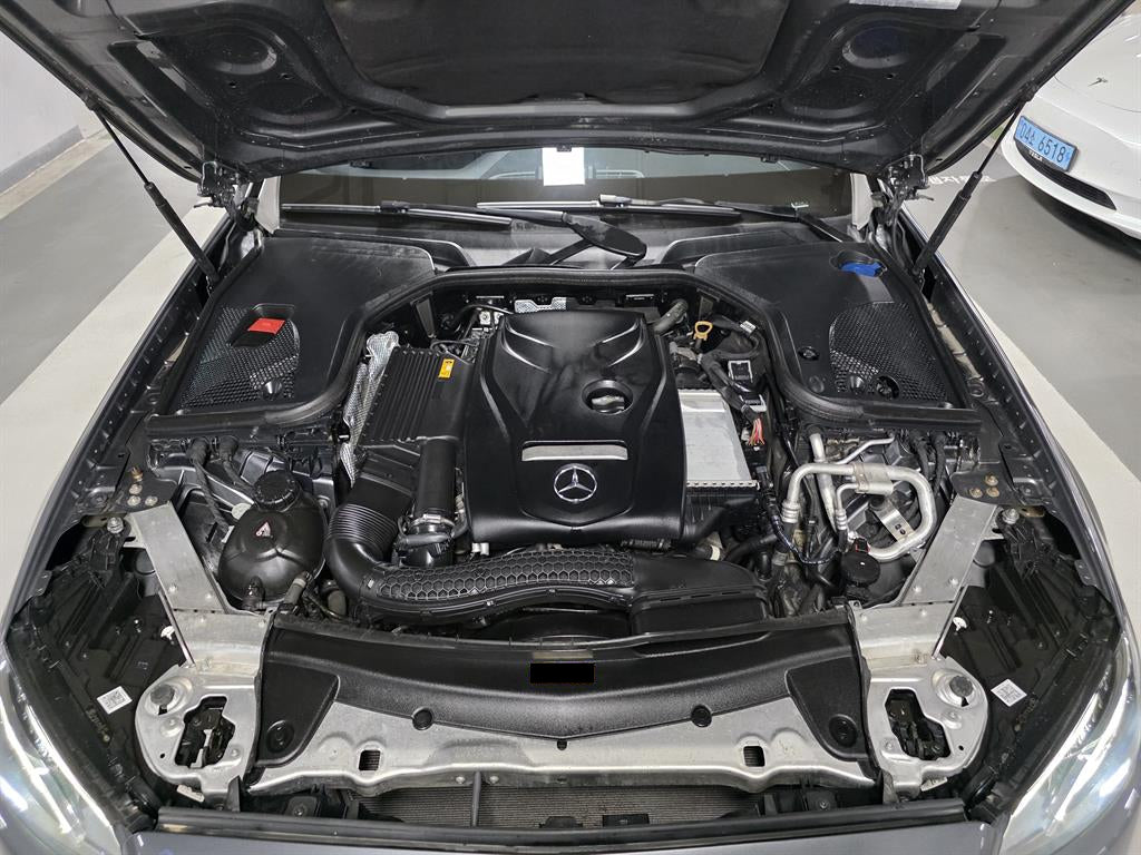 Mercedes-Benz E-Class — photo 18