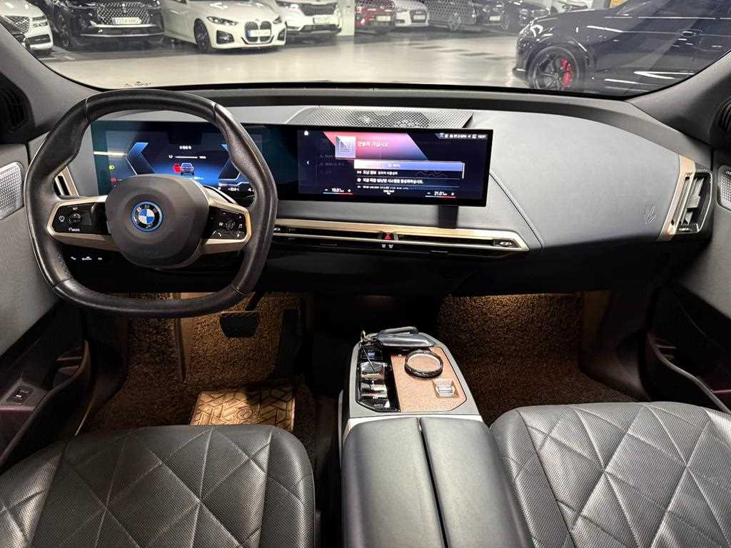 BMW iX — photo 08