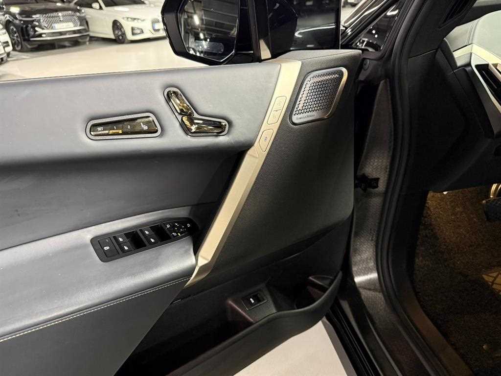 BMW iX — photo 12