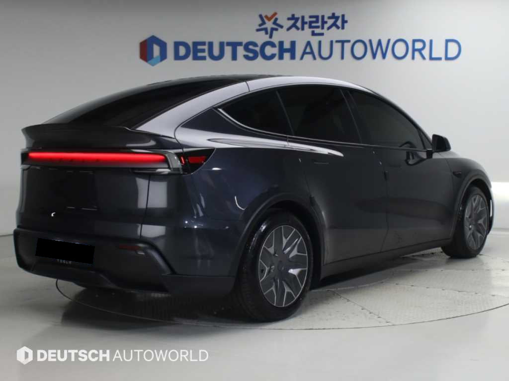 Tesla Model Y — photo 02