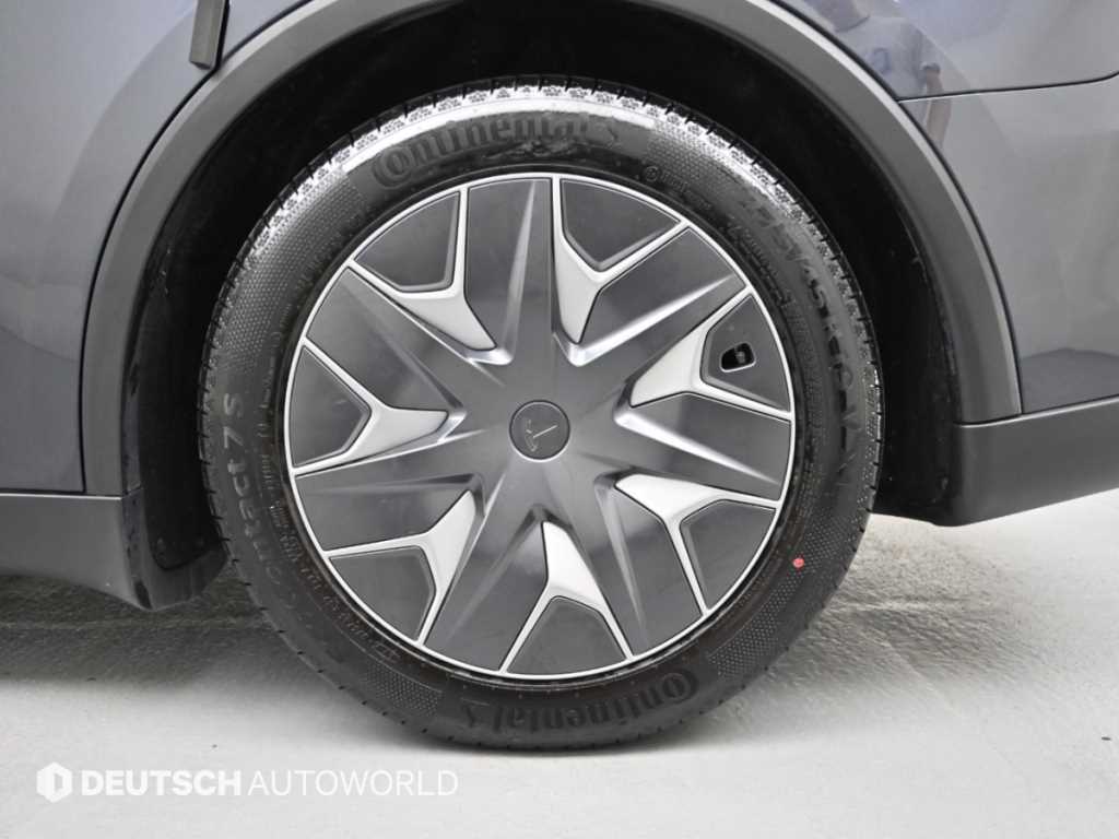 Tesla Model Y — photo 05