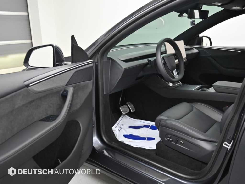 Tesla Model Y — photo 11
