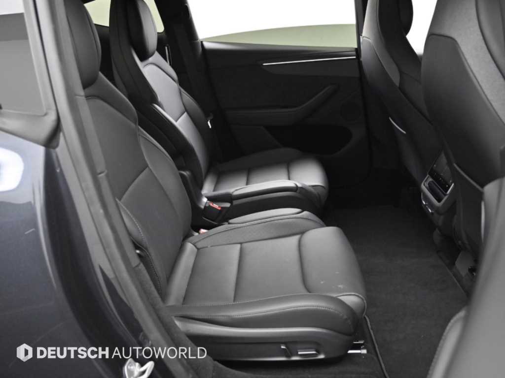 Tesla Model Y — photo 12