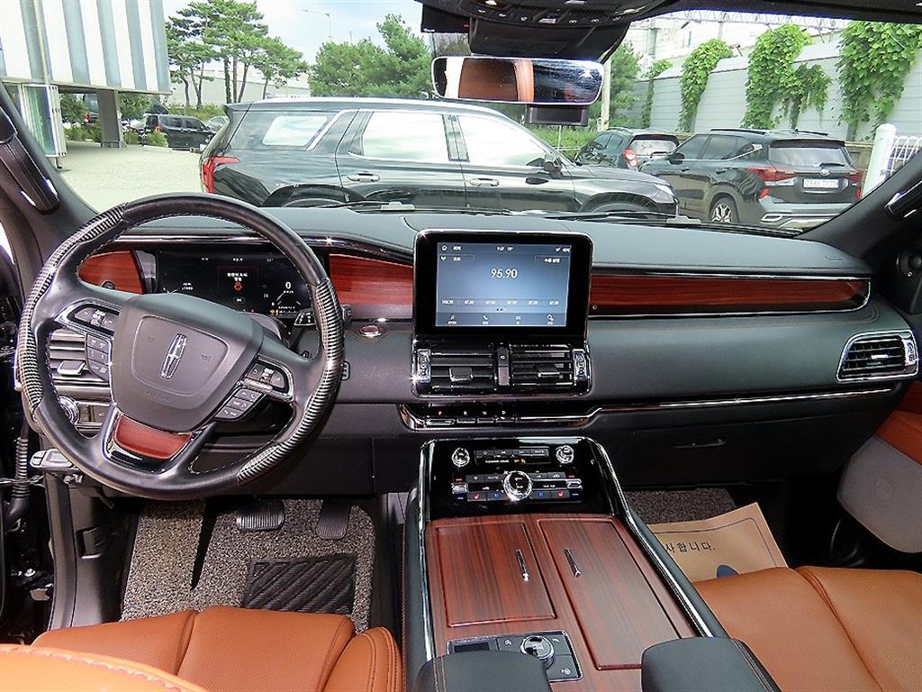 Lincoln Navigator — photo 07