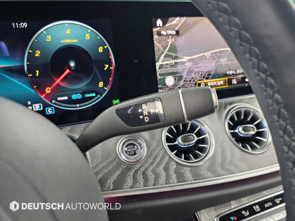 Mercedes-Benz E-Class — photo 09