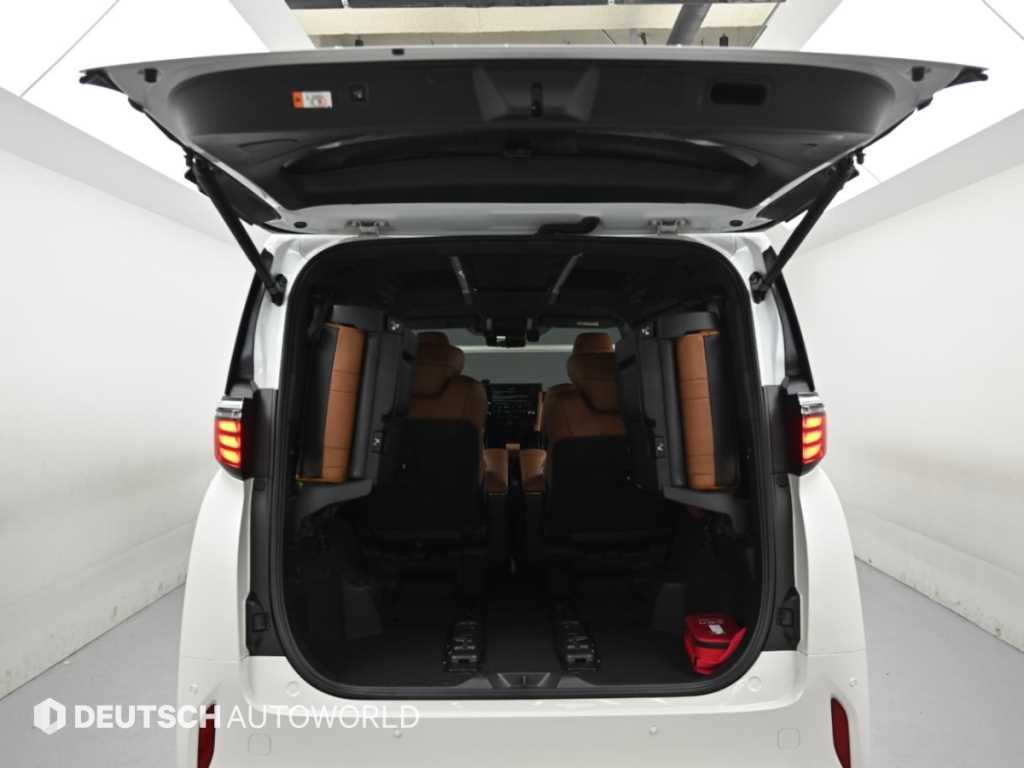 Toyota Alphard — photo 19