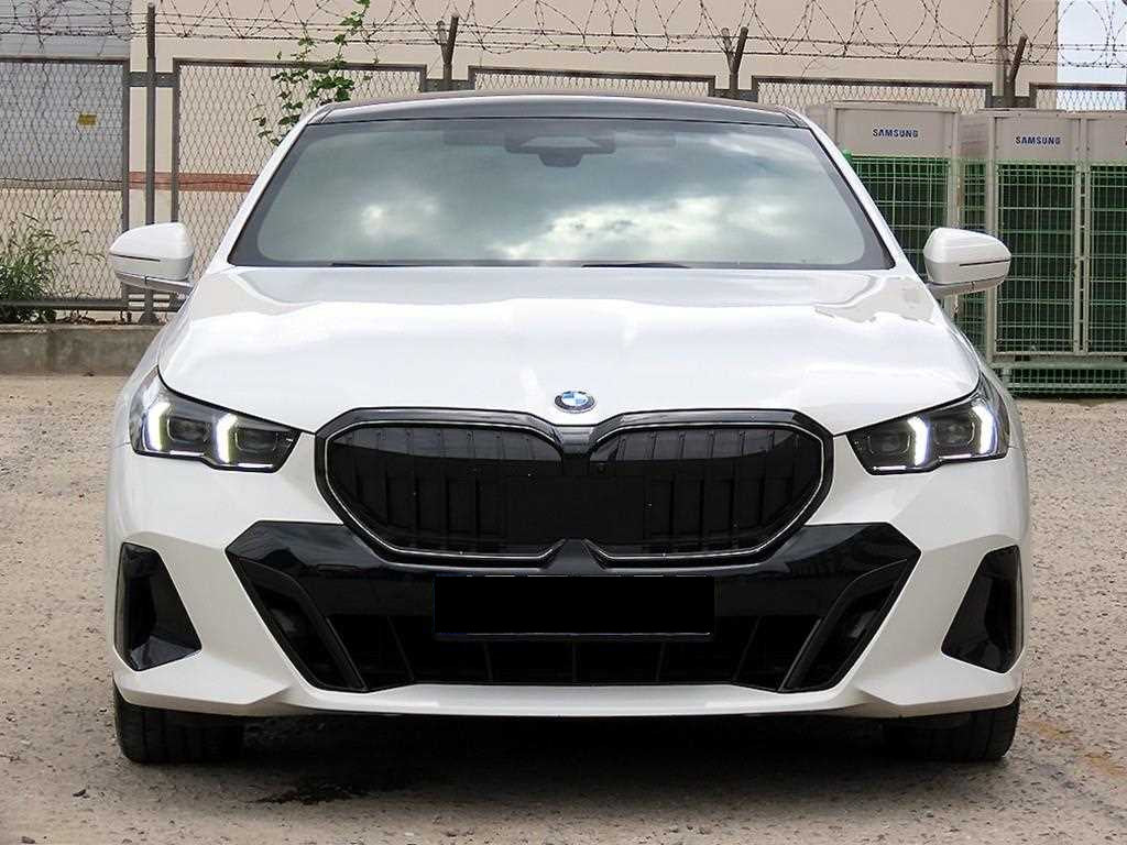 BMW 5-Series — photo 01