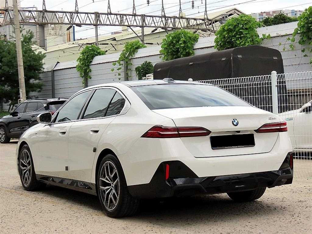BMW 5-Series — photo 03