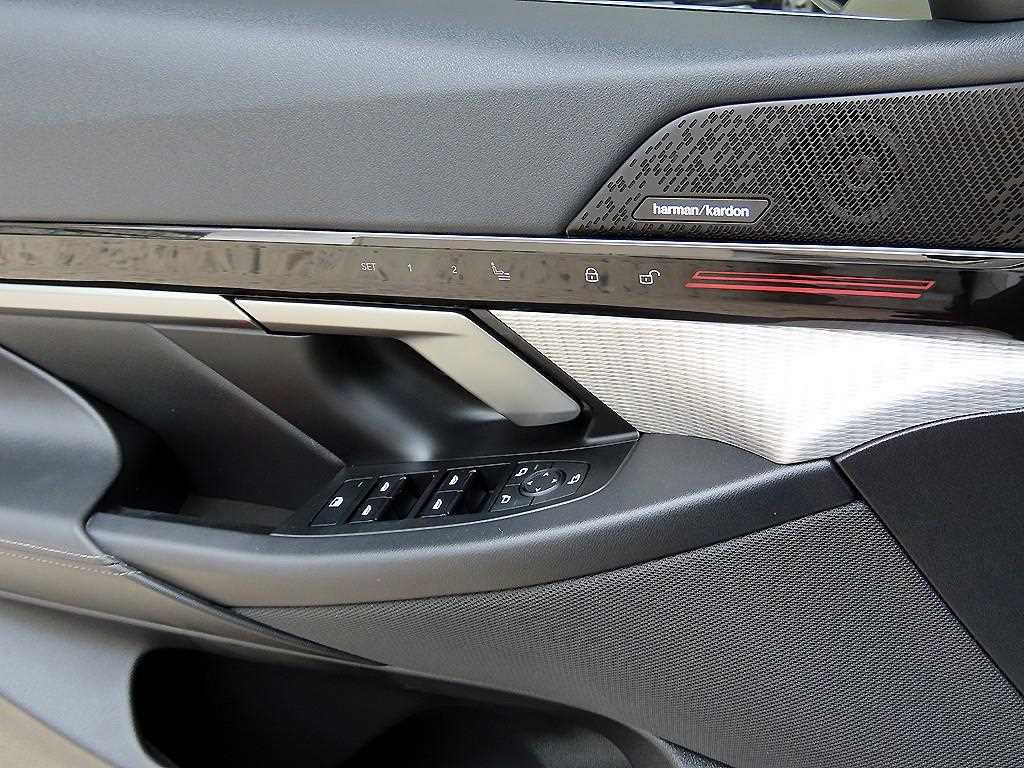 BMW 5-Series — photo 12