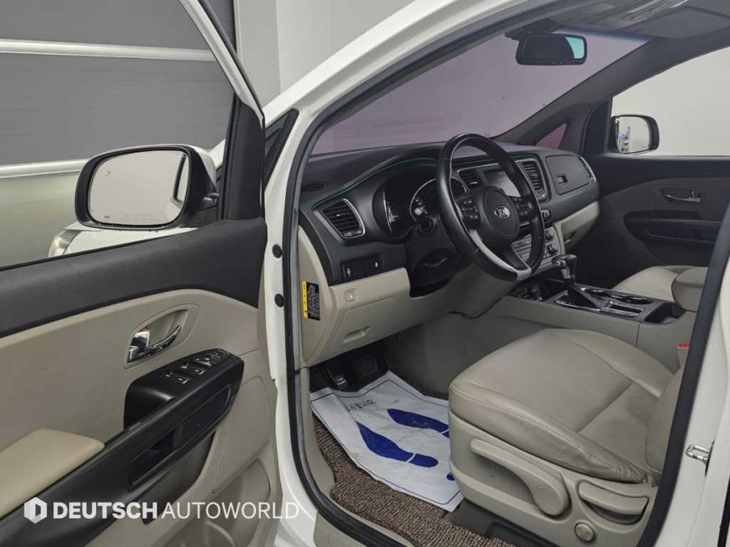 Kia Carnival — photo 11