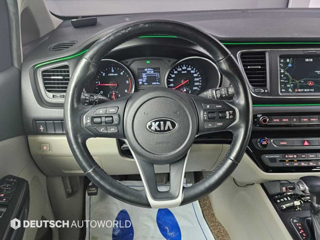 Kia Carnival — photo 13