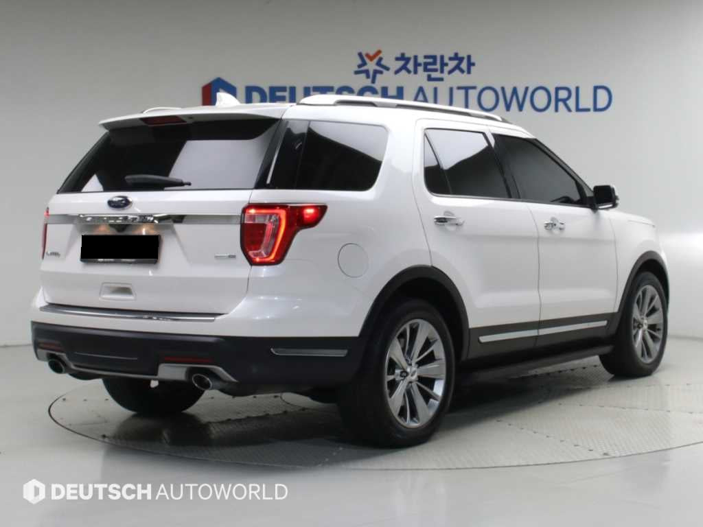 Ford Explorer — photo 02