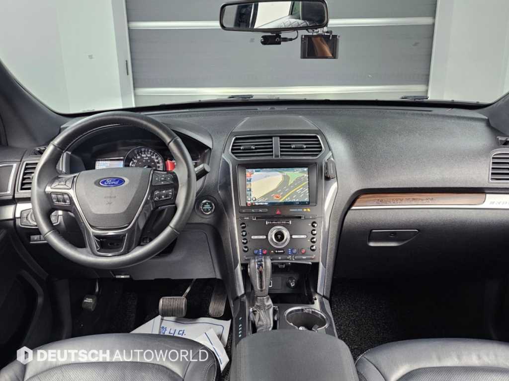 Ford Explorer — photo 07