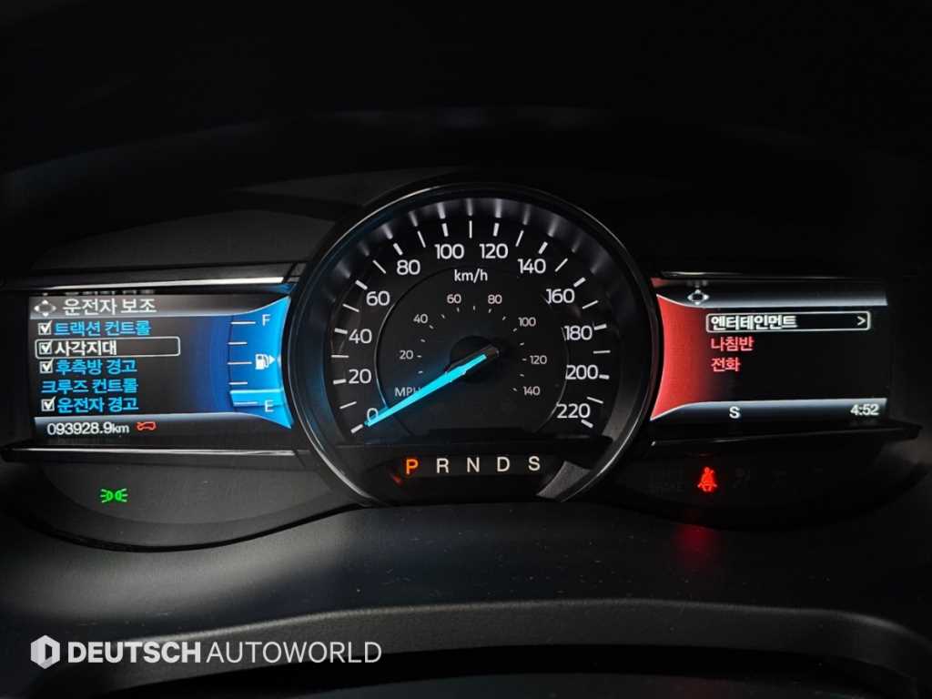 Ford Explorer — photo 08