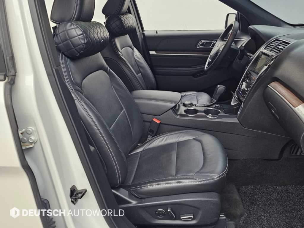 Ford Explorer — photo 10