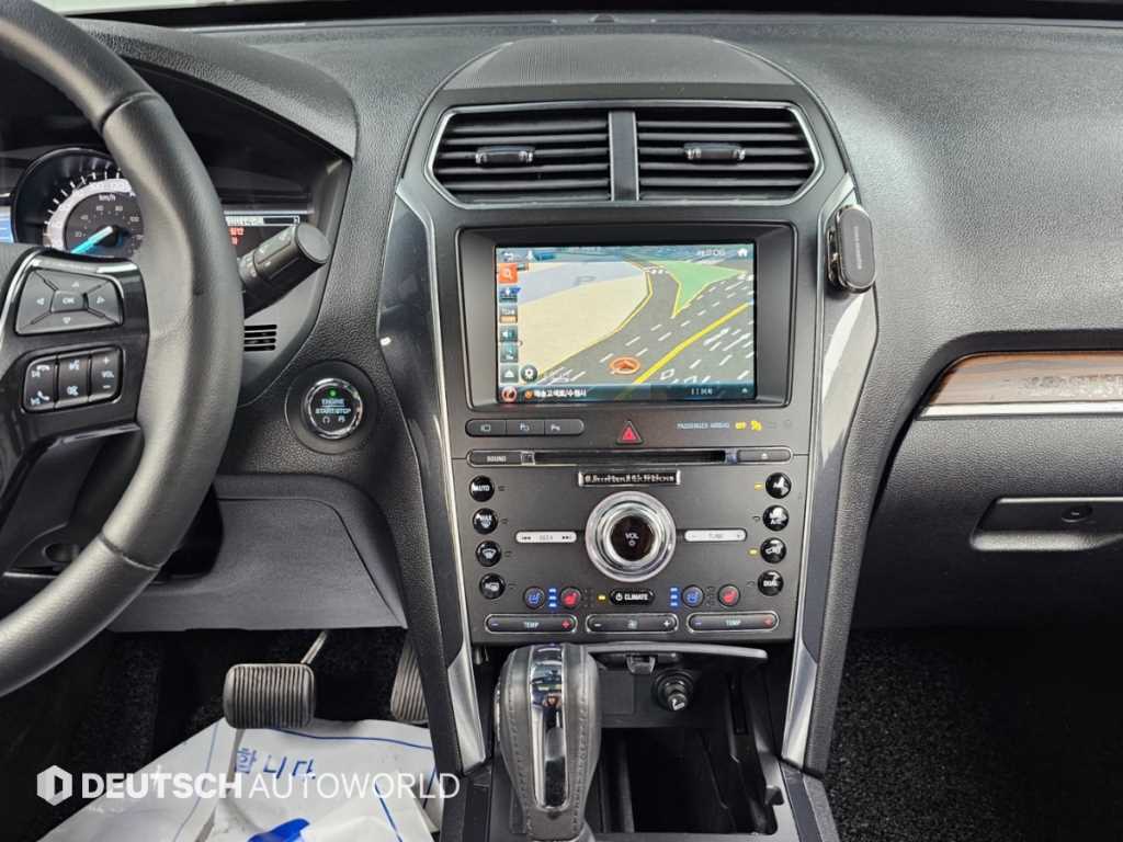 Ford Explorer — photo 14