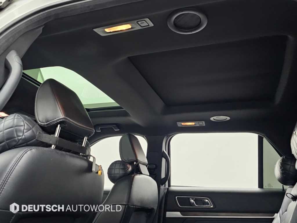 Ford Explorer — photo 18