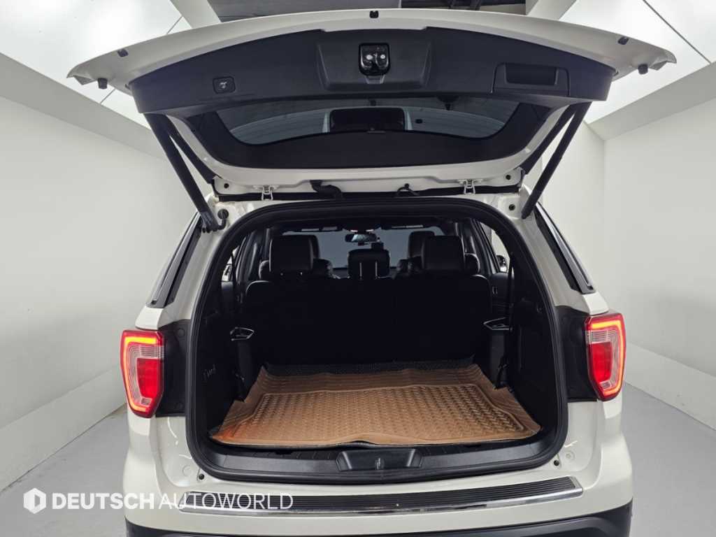 Ford Explorer — photo 19