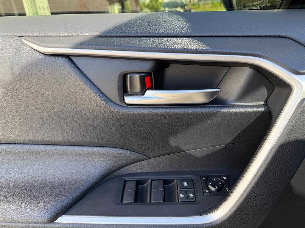 Toyota RAV4 — photo 11