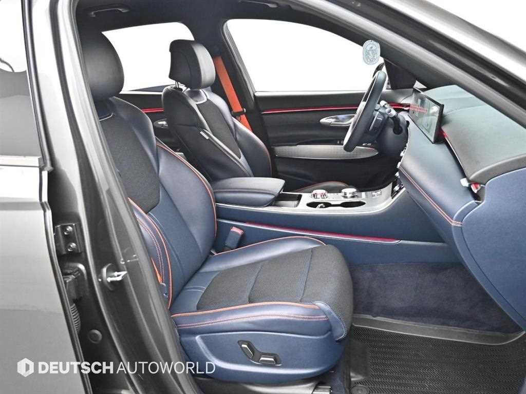 Genesis GV70 — photo 01