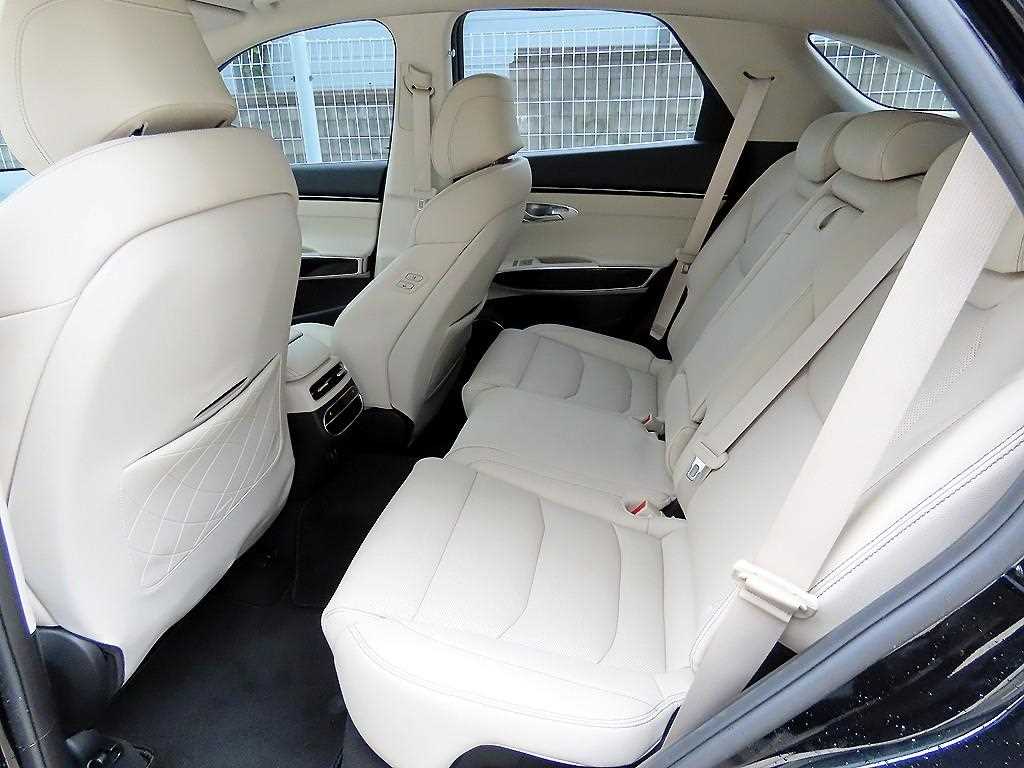 Genesis GV70 — photo 06