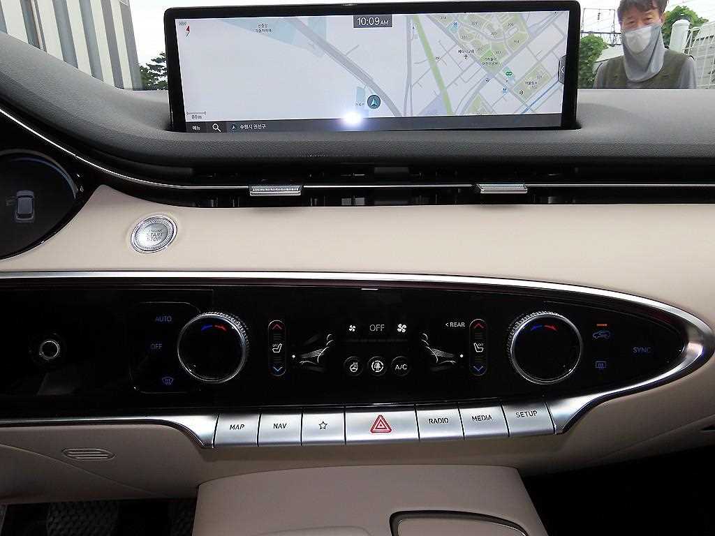 Genesis GV70 — photo 12