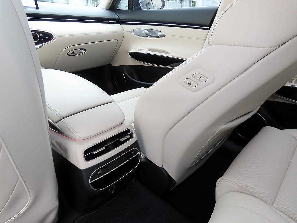 Genesis GV70 — photo 14