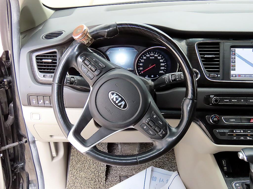 Kia Carnival — photo 09
