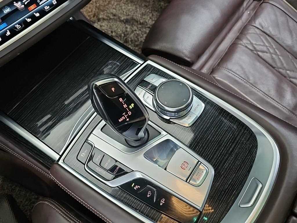 BMW 7-Series — photo 08