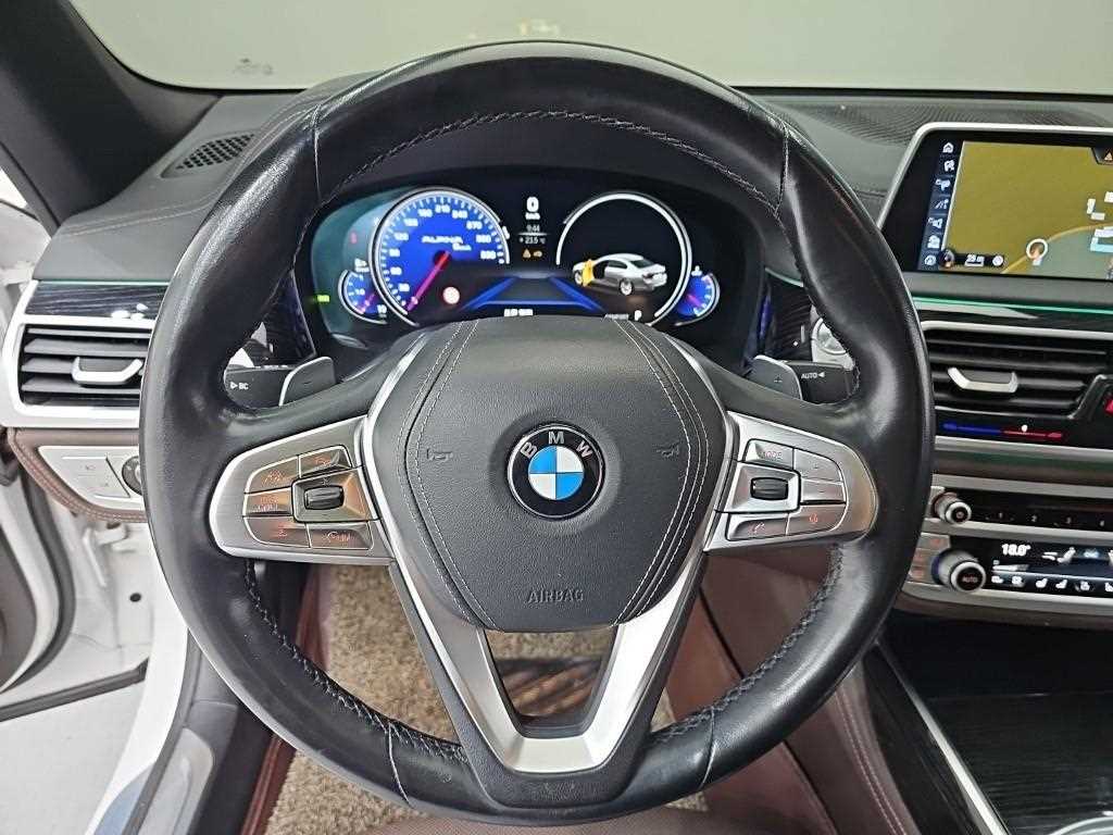 BMW 7-Series — photo 09