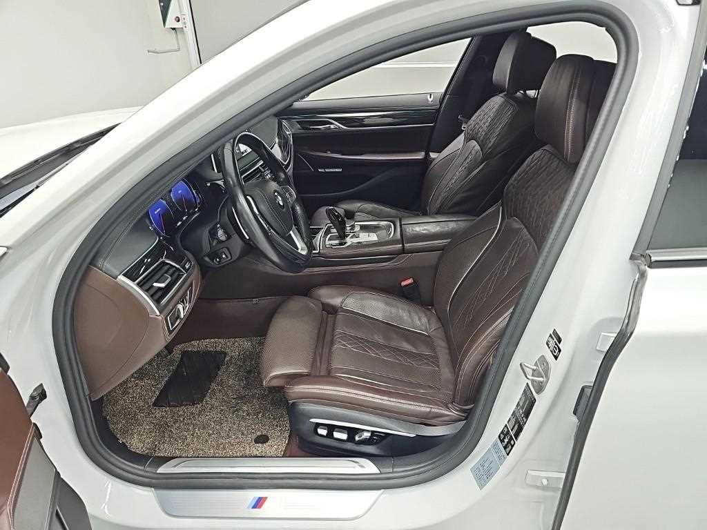 BMW 7-Series — photo 11