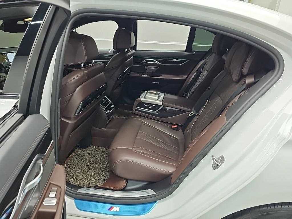 BMW 7-Series — photo 12